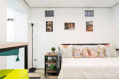Cama o camas de una habitación en Beautiful flat in Lavapiés-Embajadores