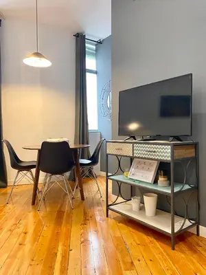 Una televisión o centro de entretenimiento en Puerta de Toledo III - Apartamento de 1 dormitorio