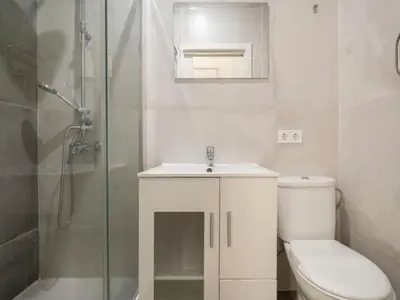 Un baño de 2 bedroom flat in La Latina-CARN