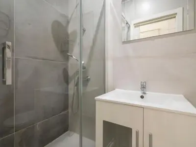 Un baño de 2 bedroom flat in La Latina-CARN