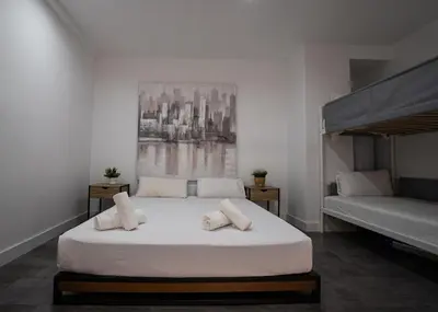 Cama o camas de una habitación en Loft a 10 min del centro histórico de madrid A