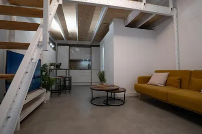 Zona de estar de Loft a 10 min del centro histórico de madrid A