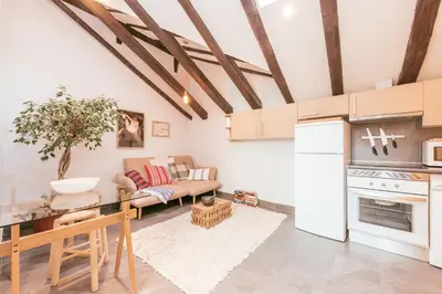 Una cocina o zona de cocina en Bohemian 2bedroom attic in Lavapies