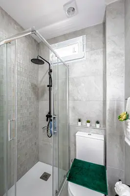 Un baño de Moderno cerca Santiago Bernabéu- Apartamento AZCA