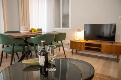 Una televisión o centro de entretenimiento en Luminoso y amplio apartamento TEMPORAL en Cuatro Caminos Madrid TOP111