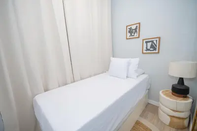 Cama o camas de una habitación en Luminoso y amplio apartamento TEMPORAL en Cuatro Caminos Madrid TOP111