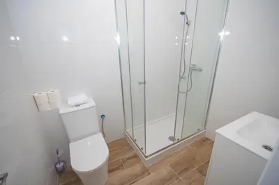 Un baño de Luminoso y amplio apartamento TEMPORAL en Cuatro Caminos Madrid TOP111