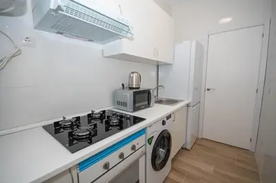 Una cocina o zona de cocina en Luminoso y amplio apartamento TEMPORAL en Cuatro Caminos Madrid TOP111