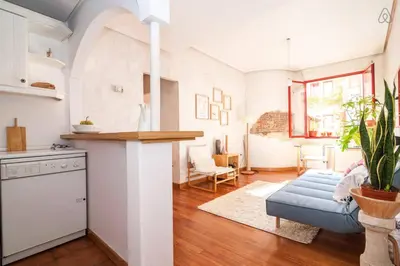 Una cocina o zona de cocina en Peaceful 1bd apt in Conde Duque