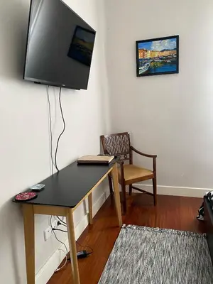 Una televisión o centro de entretenimiento en Home sharing La Justicia