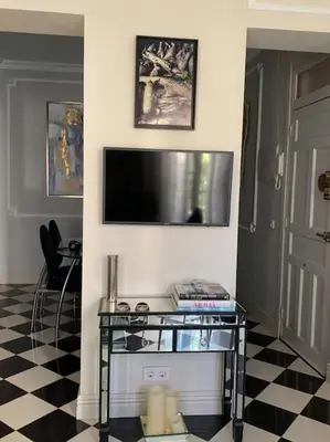 Una televisión o centro de entretenimiento en maravilloso apartamento zona financiera