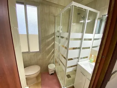 Un baño de Habitación interior en Madrid