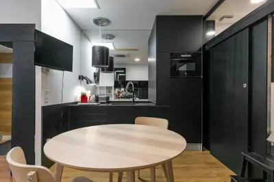Una cocina o zona de cocina en HOMEABOUT MADRID RÍO APARTMENT