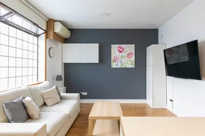 Una televisión o centro de entretenimiento en HOMEABOUT MADRID RÍO APARTMENT
