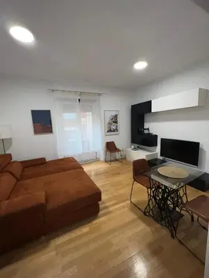 Una televisión o centro de entretenimiento en Comfortable flat in Paseo del Prado Atocha-ALMD8
