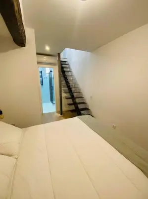 Cama o camas de una habitación en Spectacular apartment Atocha-SOLER