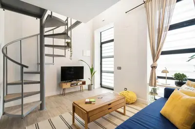Una televisión o centro de entretenimiento en Moderno loft en Ronda de Segovia-1