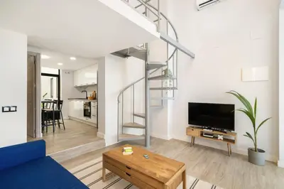 Una televisión o centro de entretenimiento en Moderno loft en Ronda de Segovia-1