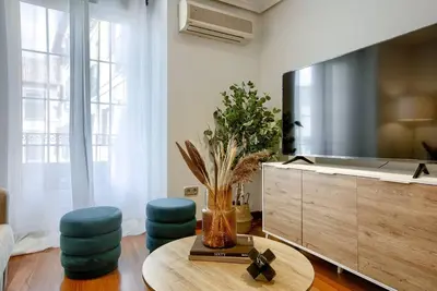 Una televisión o centro de entretenimiento en Authentic apartment in Madrid-COMENDA-1-DE
