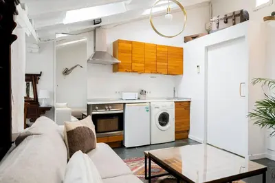 Una cocina o zona de cocina en Beautiful central attic-Malasaña-Gran Vía-FUEN42