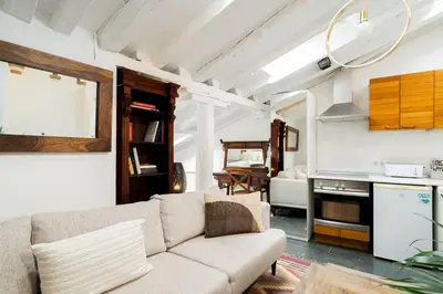 Una cocina o zona de cocina en Beautiful central attic-Malasaña-Gran Vía-FUEN42
