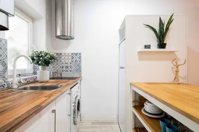 Una cocina o zona de cocina en Avenida America Apartment-DAG2