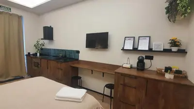 Una televisión o centro de entretenimiento en Retiro Studio