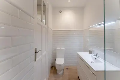Un baño de Luxe Apartment in Chamberí Chic