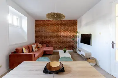 Una televisión o centro de entretenimiento en Luxe Apartment in Chamberí Chic