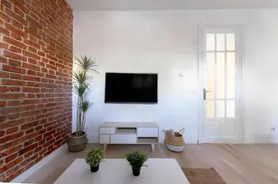Una televisión o centro de entretenimiento en Luxe Apartment in Chamberí Chic