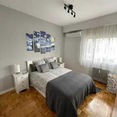 Cama o camas de una habitación en Encanto y Comodidad Cerca del Estadio Bernabéu