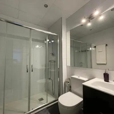 Un baño de Encanto y Comodidad Cerca del Estadio Bernabéu
