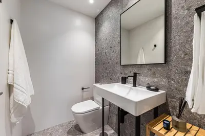 Un baño de Waou Chamberi VI - Alquiler Corta Duración