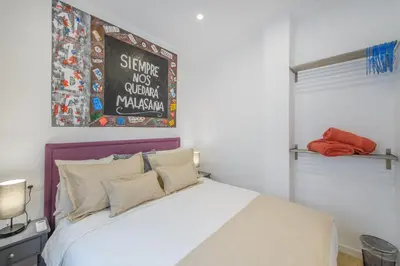 Cama o camas de una habitación en Top groups MALASAÑA, by MONARO