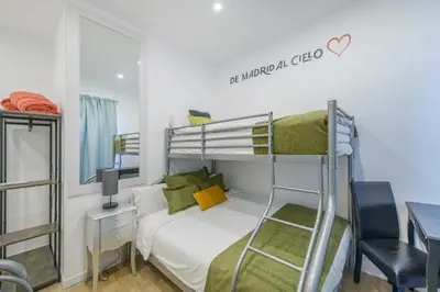 Cama o camas de una habitación en Top groups MALASAÑA, by MONARO