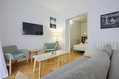 Una televisión o centro de entretenimiento en Lavapies Center - Apartamento de 1 dormitorio