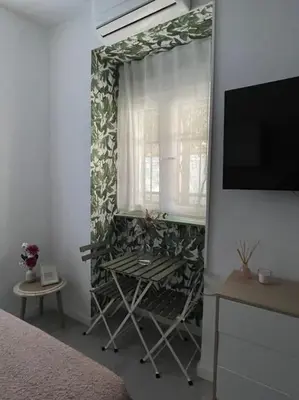 Una televisión o centro de entretenimiento en WM Stays Estudio Elegante