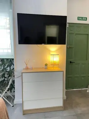 Una televisión o centro de entretenimiento en WM Stays Estudio Elegante