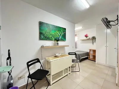 Una televisión o centro de entretenimiento en Estudio Acogedor Amparo Temporal