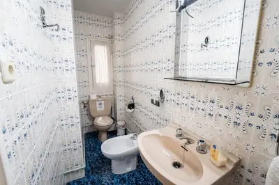 Un baño de Amplio apartamento en Chamberí by beBalmy