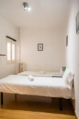 Cama o camas de una habitación en Amplio apartamento en Chamberí by beBalmy