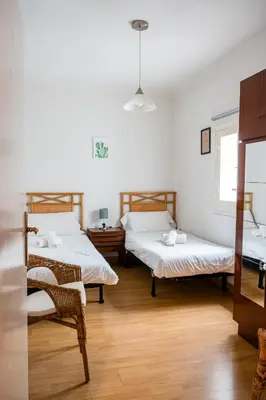 Cama o camas de una habitación en Amplio apartamento en Chamberí by beBalmy