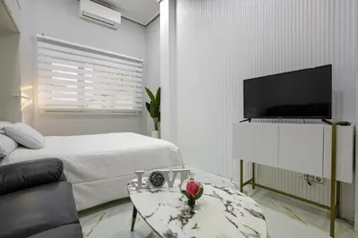 Una televisión o centro de entretenimiento en Lovely Apartment in Gran Via Madrid