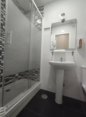 Un baño de JQC Rooms