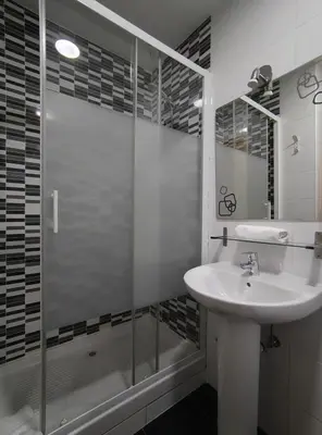 Un baño de JQC Rooms