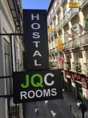 Certificado, premio, señal o documento que está expuesto en JQC Rooms