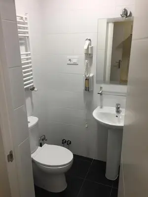 Un baño de JQC Rooms