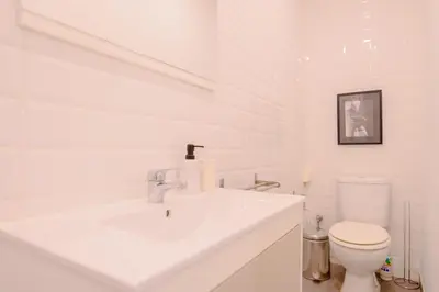 Un baño de For You Rentals Encantadora vivienda de dos dormitorios en el Centro de Madrid Temporal REL100