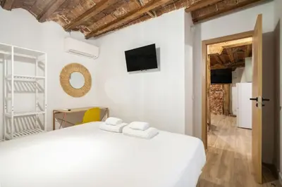 Cama o camas de una habitación en Nice flat in Lavapiés at street level S23B