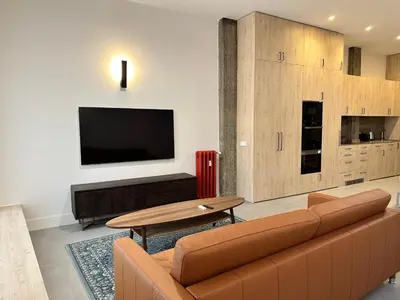 Una televisión o centro de entretenimiento en VR Palace Apartments